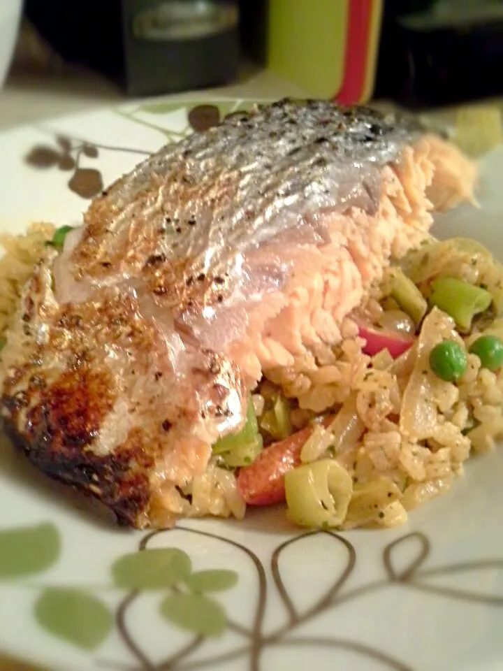 Snapdishの料理写真:Honey drizzled baked salmon with caramelized leeks and onion,  red pepper,  petit pois and rice.|Fe's kitchenさん