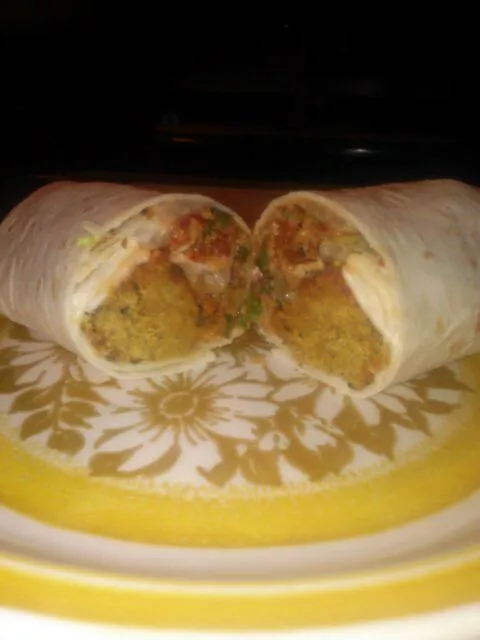 My falafel wrap with lettuce, onion, eech, vegan mayo, and chili paste.|Polly Gelfusoさん