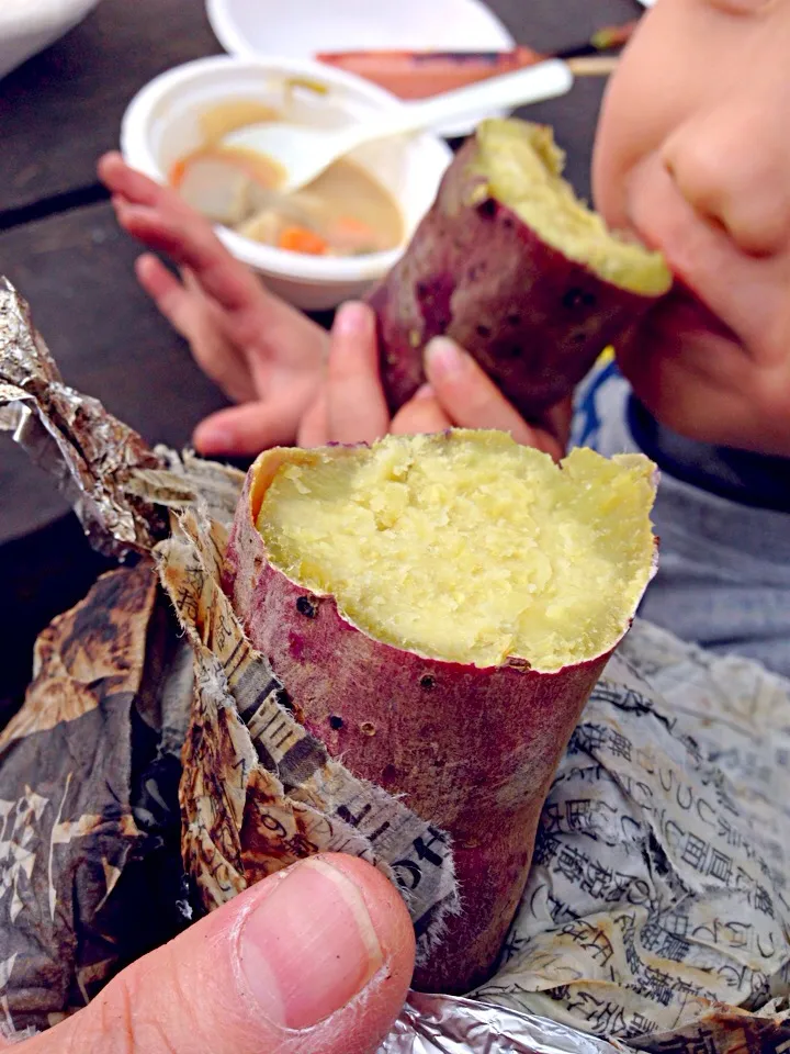 Snapdishの料理写真:お外 de 焼き芋|よ〜んさん