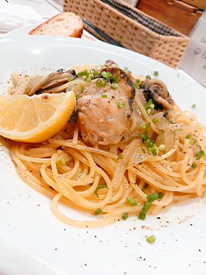 牡蠣と甘玉葱の白ワインなんちゃら～パスタ@SKY|ちびめがさん