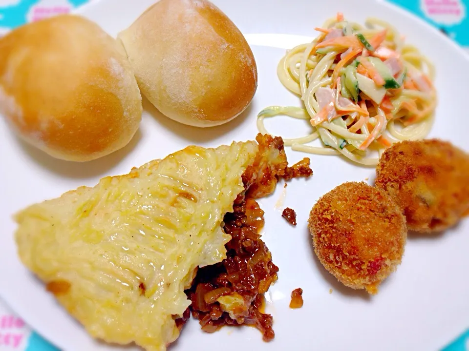 マッシュポテトと挽肉の重ね焼き、ライスコロッケ、自家製パン|きよちゃんさん