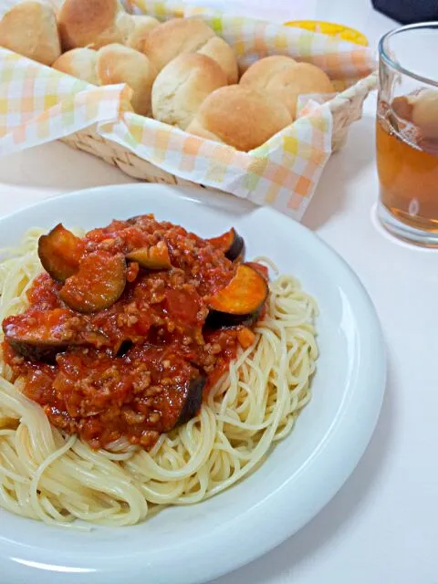 ナスのミートスパゲティ。
焼きたて白パン|こうちゃんmamaさん