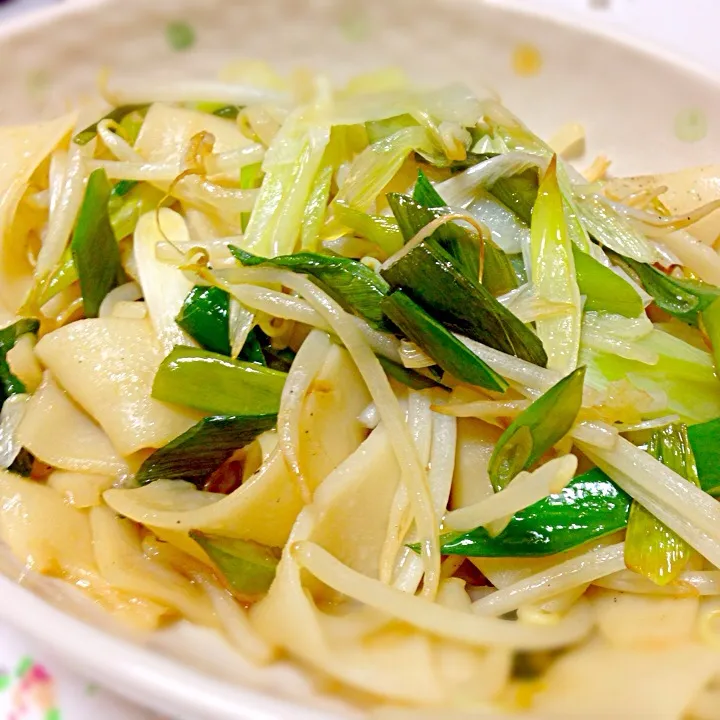 Snapdishの料理写真:ほうとう麺とモヤシネギ炒め♡味は薄醬油だぉ♡♡♡|かよさん