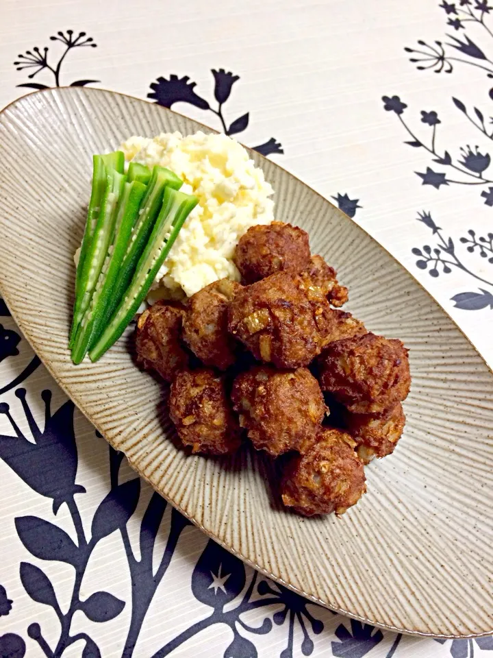 お肉ボール マッシュポテト添え😋|かずちんさん