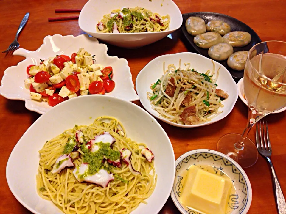 タコのジェノベーゼ風パスタ  ミニトマトのカプレーゼ  ニラもやし炒め  ニラ饅頭|みゆさん