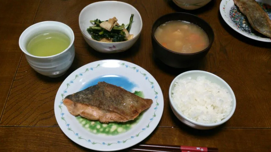 鮭のムニエル＆大根の葉の煮浸し＆昨日の豚汁|えっちゃんさん