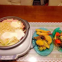 Snapdishの料理写真:鍋焼きうどん & 天ぷら|Lina Salingsingさん