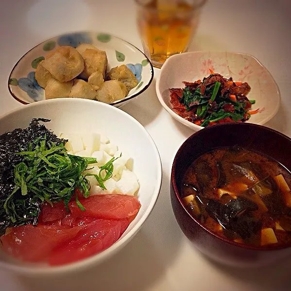 Snapdishの料理写真:マグロ丼と里芋の煮物|ぴゅあのあ♡さん