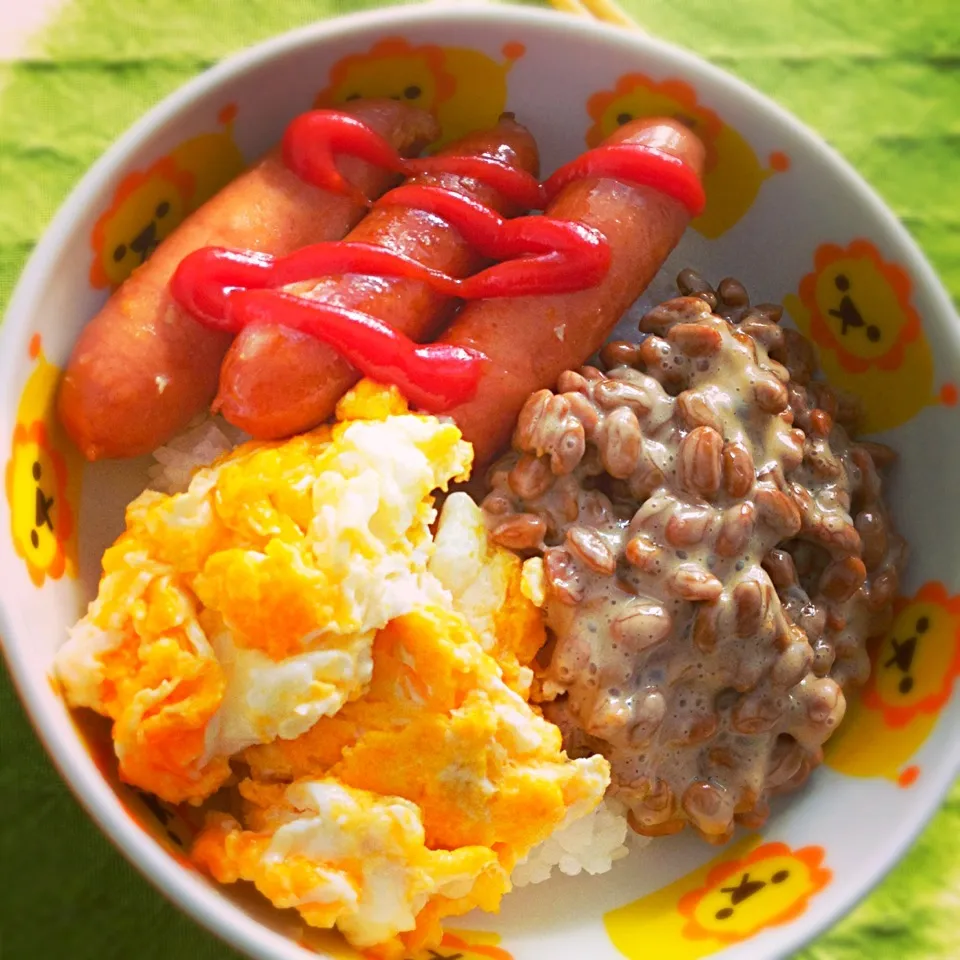 Snapdishの料理写真:卵納豆ウィンナーの3色丼|りーぴんさん