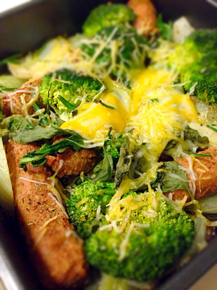 Baked vegan sausages with onions, brocolli and cheese|小環さん