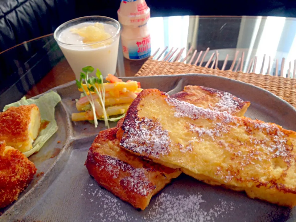 Snapdishの料理写真:娘の朝食(o^^o)フレンチトースト🍞|ともちゃんさん