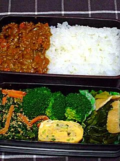 Snapdishの料理写真:お弁当（ドライカレーのせご飯、小松菜と薄揚げの煮物、ほうれん草の胡麻和え、ねぎ入り卵焼き、ブロッコリー）|すーさん