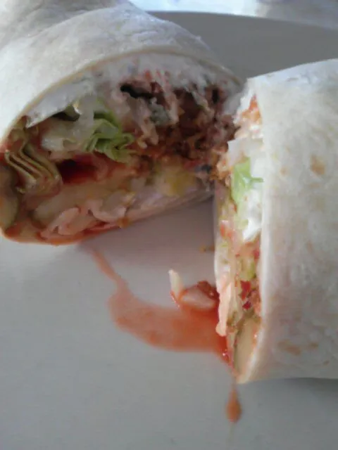 Todays falafel wrap with eech, vegan sour cream, chili paste, onion, and lettuce. OOOOOH and pickle.|Polly Gelfusoさん