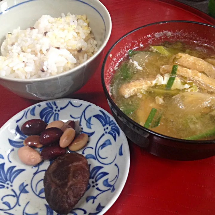 卵を落とした味噌汁 椎茸甘煮 豆ピクルス 雑穀ごはん|ぽんたさん