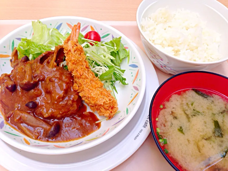 県立福祉大学内食堂シーガル 日替りランチ きのこデミグラスソースハンバーグ＆エビフライ|ponnaoさん