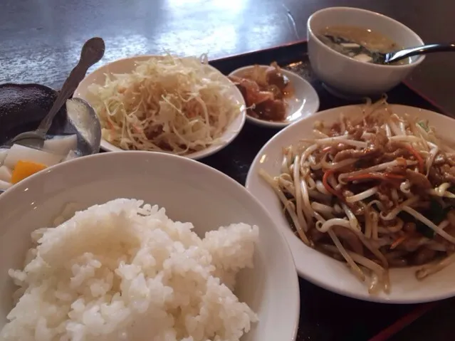 【日替定食】豚肉細切り、ニラ、もやし炒め定食を頂きました。|momongatomoさん