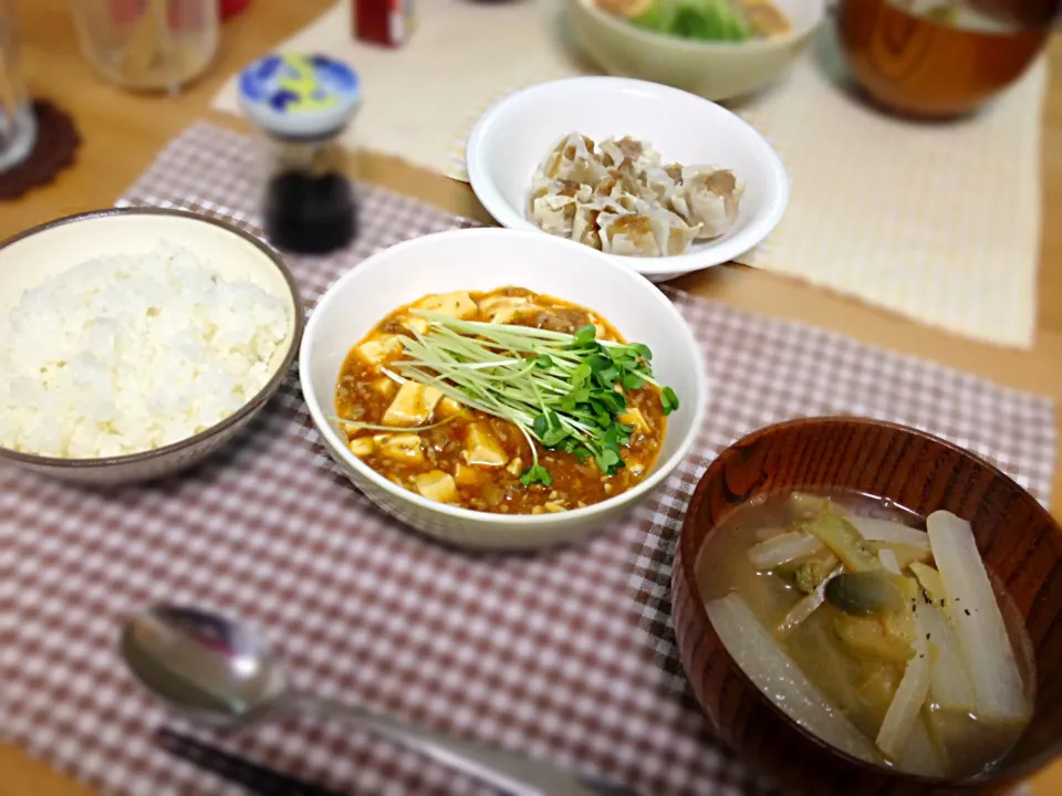 おにぃちゃんが作ってた栗原はるみさんの麻婆豆腐、冷凍シューマイ、ご飯、搾菜と大根のスープ。|あすみさん