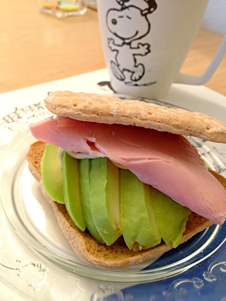 アボカドとハムのサンドイッチの朝ごはん|TToshipieさん