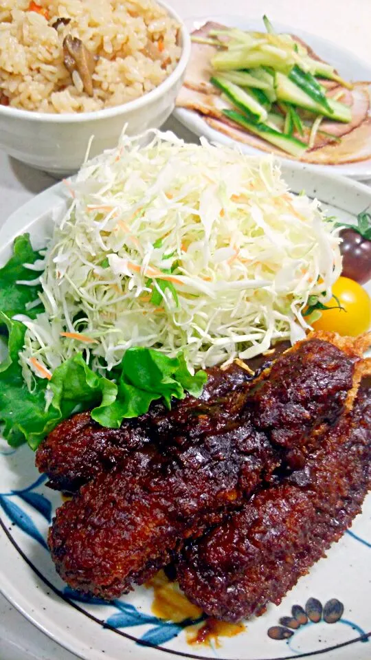 炊き込みごはん(鶏もも肉･人参･蒟蒻･椎茸･筍･油揚げ)、味噌串カツ(頂き物)、サラダ(きゃべつ･水菜･人参･プチトマト)、叉焼と千切りきゅうり|まあるさん