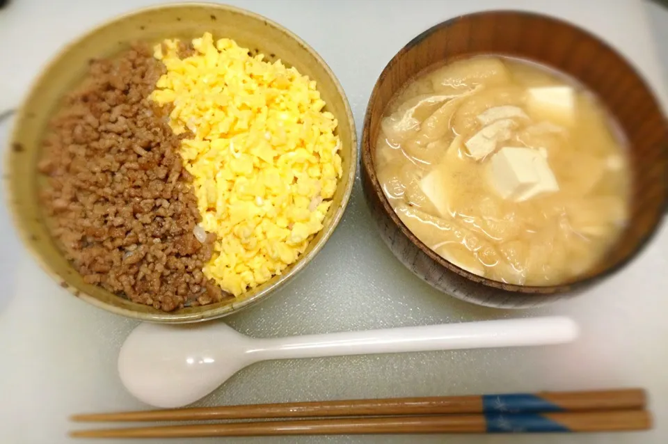 そぼろ丼＆味噌汁|aichaaan。さん