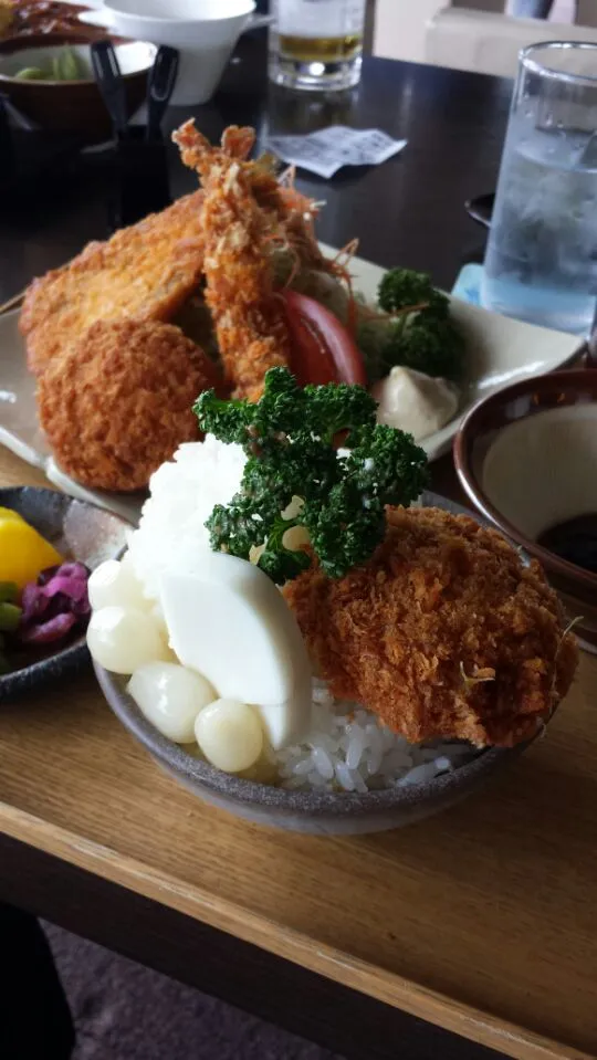 Snapdishの料理写真:【熱海ゴルフ倶楽部】ミックスフライ定食に回りの人の差し入れ追加!!(°∀°)!!|うめロクさん