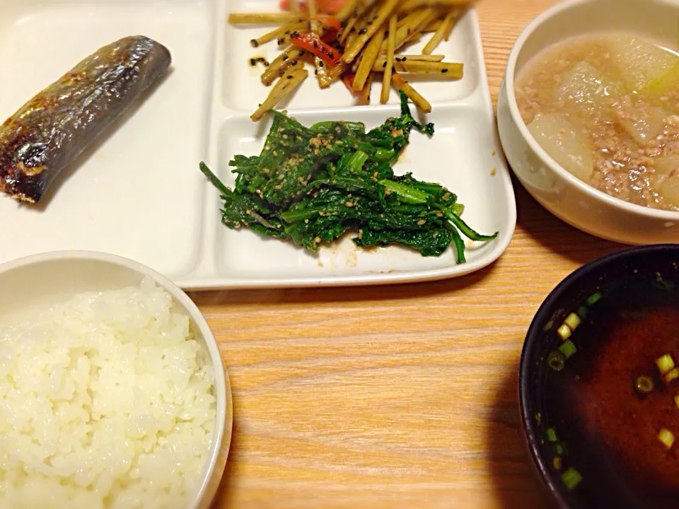 焼き秋刀魚、金平牛蒡、春菊の胡麻ポン酢和え、冬瓜の豚肉あんかけ、南瓜の味噌汁|izumiさん