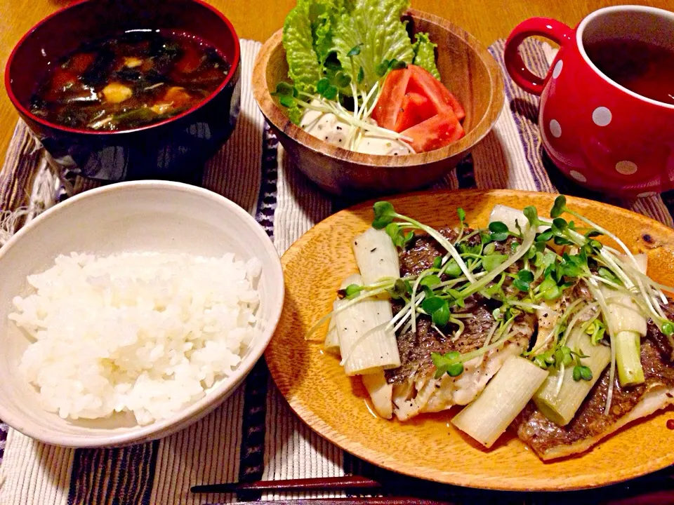 Snapdishの料理写真:鯛と白ネギの酒蒸し、鯛のアラ味噌汁、豆腐サラダ|sayaさん