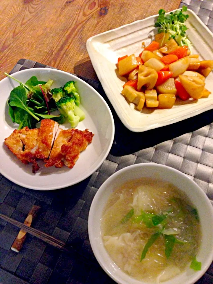 唐揚げ粉で鶏胸肉の揚げ焼き、ワンタンと春雨のスープ、根菜のゴロゴロキンピラ💛|まみりんごさん