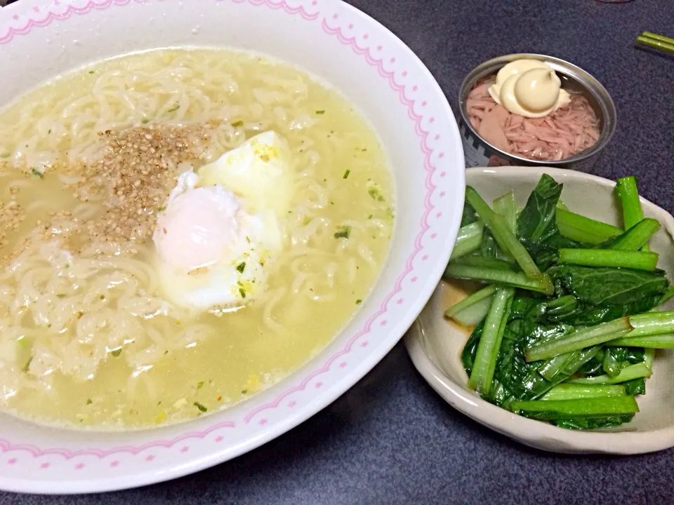 #夕飯 チンゲン菜塩コショウ炒め、ツナマヨ、サッポロ一番塩ラーメン玉子入り。|ms903さん