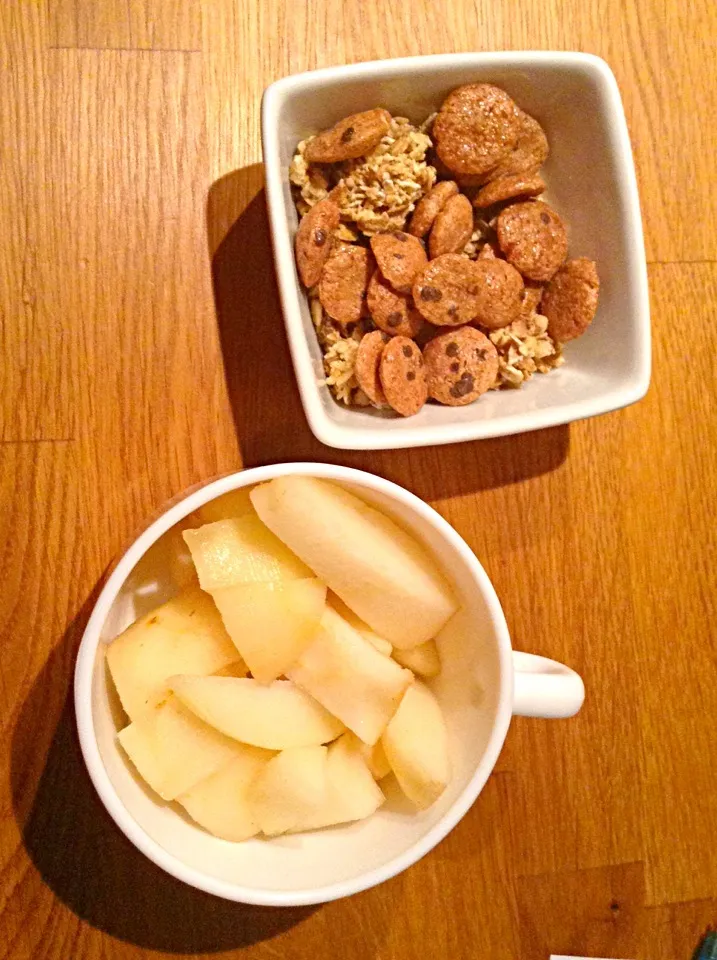 Cookie Crips & Crispy muesli + pear for breakfast.|Joannaさん