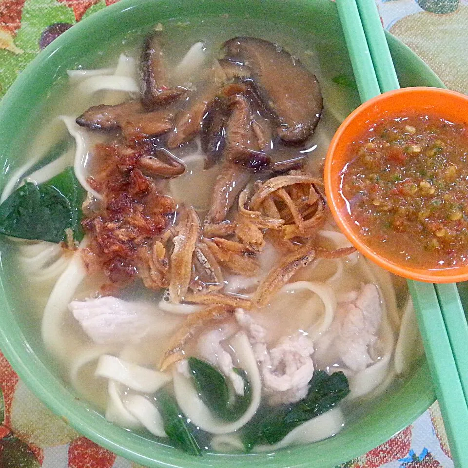 板面 Handmade flour noodles with fried shallots, pork, amchoieves in broth(spicy&sour soup)|Velma Annさん