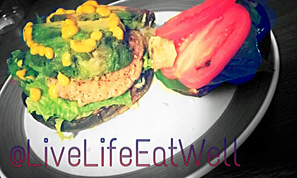 Epic Turkey Garden Burger!

Turkey Burger on portobello mushroom caps with lettuce, avocado, tomatoes, and goat cheese. 

sourced from #FitMenCook|Cyn Jemisonさん