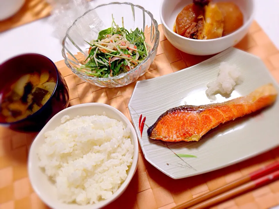 鮭♡ブリ大根♡水菜サラダ♡大根とワカメのお味噌汁♡ごはん♡|岡山毬さん