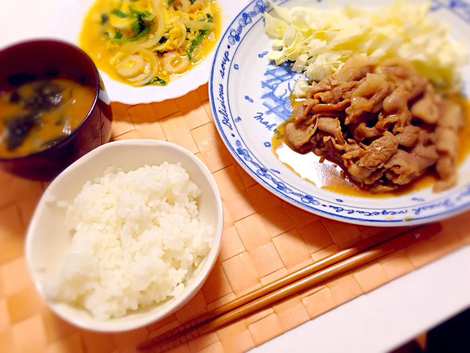 生姜焼き♡ニラ、玉ねぎ、ちくわの卵とじ♡お味噌汁♡ご飯♡|岡山毬さん