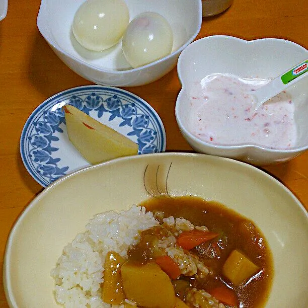 Snapdishの料理写真:朝カレー
朝フルーツはりんご(o^－^o)
朝カレーには、我が家では必ず炊飯器で作ったゆで卵が付きます。|ふみぃさん