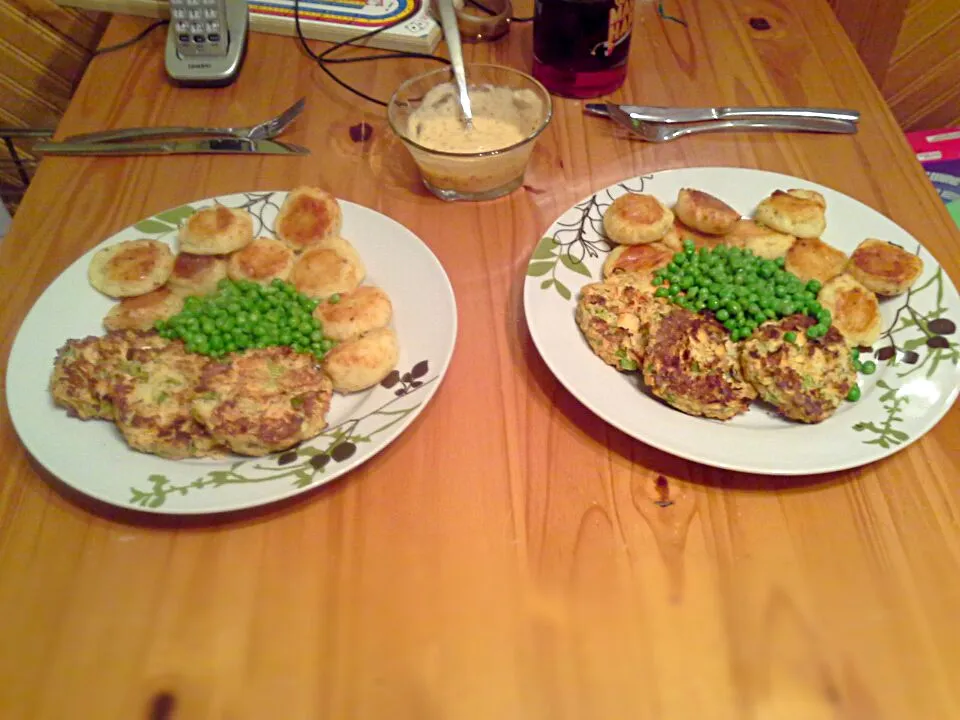 Salmon, dill and scallion cakes with parmesan potato balls and sweet chili aoili|Fe's kitchenさん