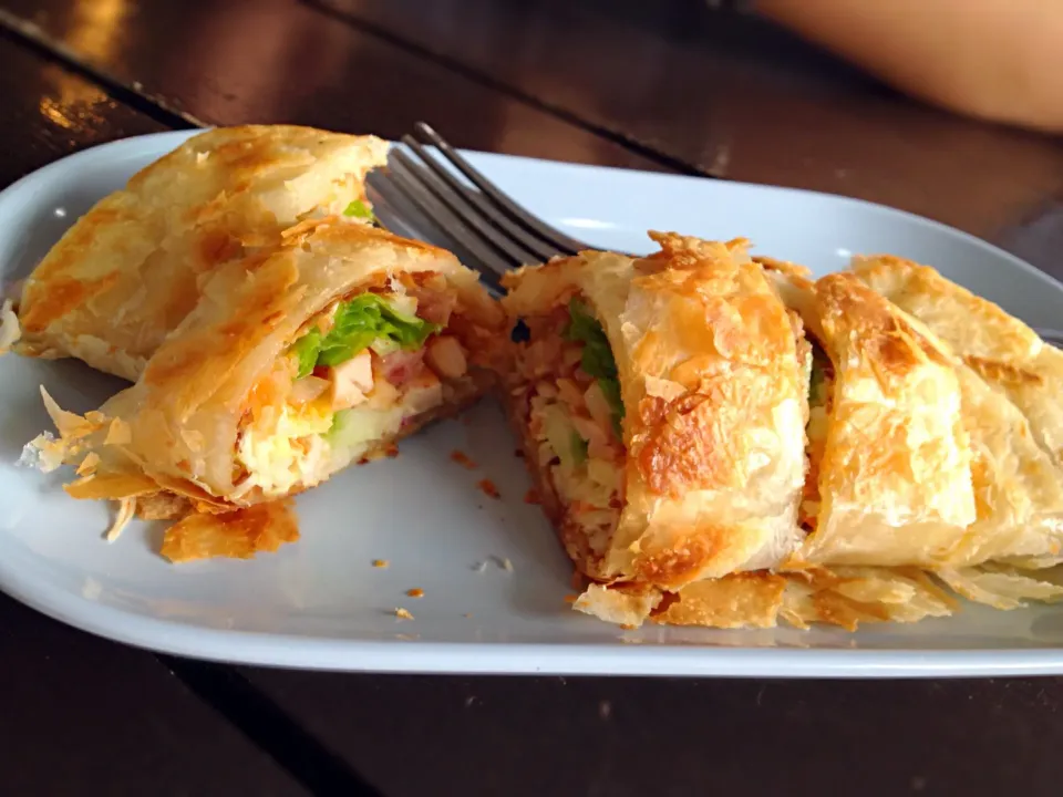 Roti with Vietnamese sausage, lettuce, crabstick, carrots, and diced tomatoes|k panさん