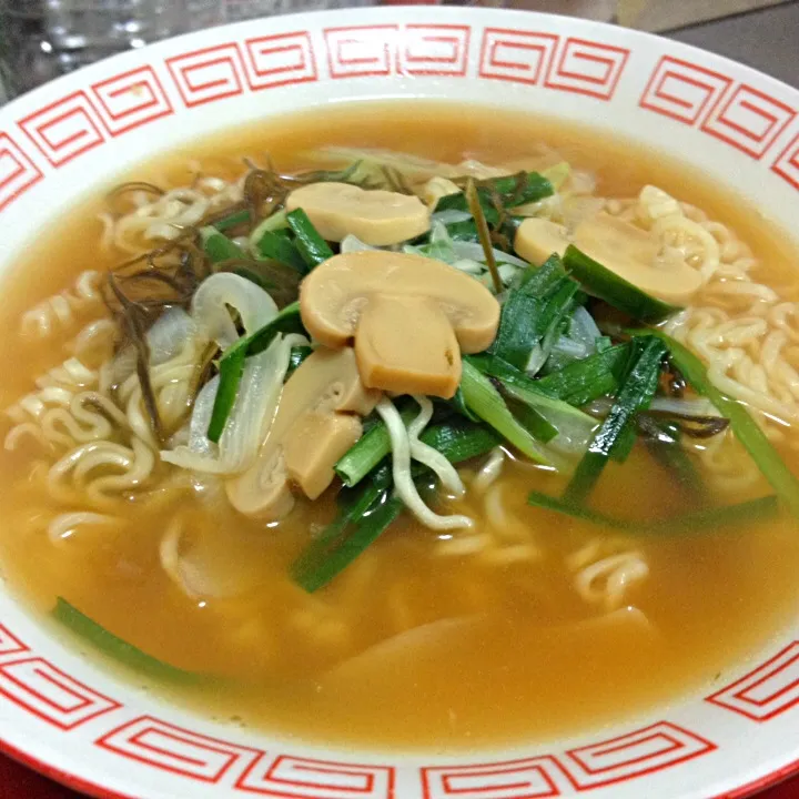 昼ごはん サッポロ一番ほたて味ラーメン ニラ 長ネギ 玉ねぎ マッシュルーム 切り昆布|ぽんたさん