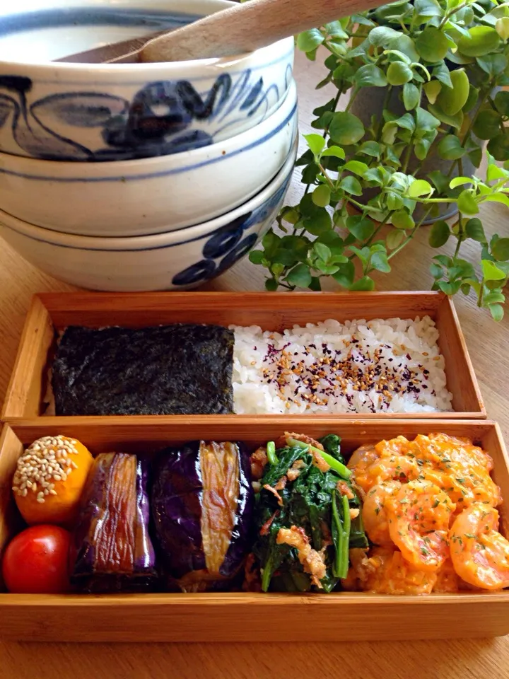 11月15日 金曜日弁当♪♪♪⚫︎海老マヨチリソース炒め⚫︎小松菜とフライドオニオンのフレンチ和え⚫︎秋茄子の生姜醤油揚げ浸し⚫︎かぼちゃ胡麻ボール|Obentocafeさん