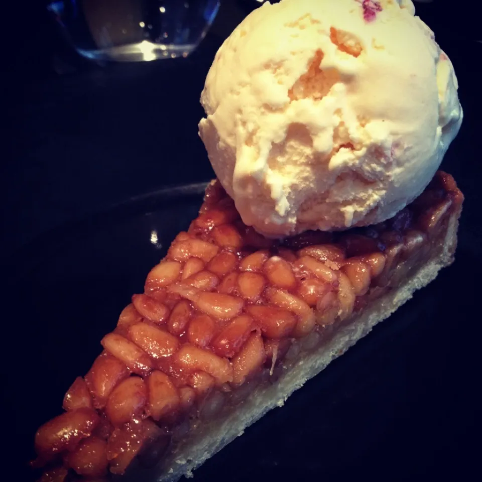 Snapdishの料理写真:Pecan pie with strawberry icecream|12Dragonさん