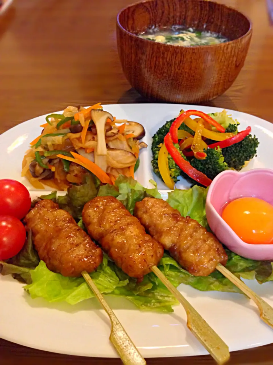 ⭐️鶏つくね ⭐️野菜とキノコのケチャップ煮 ⭐️ブロッコリーとパプリカのアンチョビソテー ⭐️ニラ玉スープ|よっちぃさん