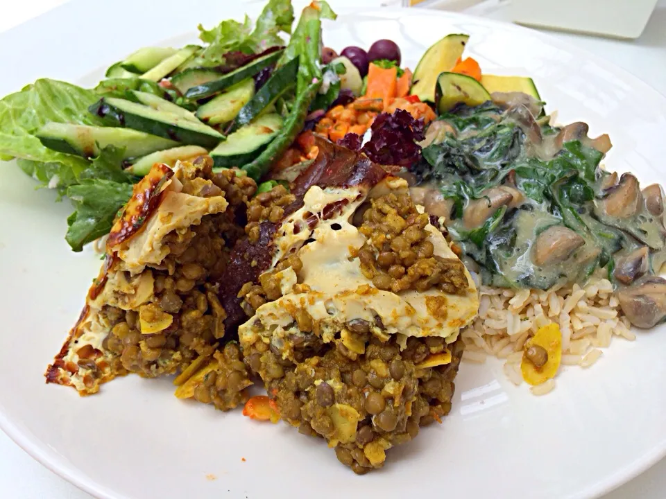 Lentil Bobotie, spinach and mushroom, chickpea salad, mixed veg and a green salad|Sergio Lacuevaさん