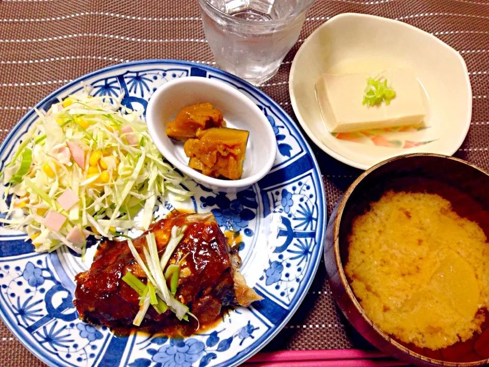 鯖の味噌煮、コールスロー、大根の味噌汁、高野豆腐、かぼちゃ煮|シロクロさん