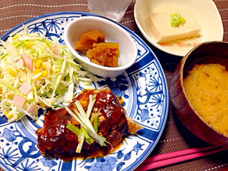 鯖の味噌煮、コールスロー、大根の味噌汁、高野豆腐、かぼちゃ煮|シロクロさん