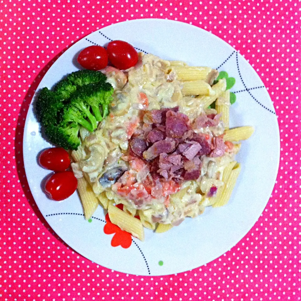 Snapdishの料理写真:Creamy Smoked Salmon topped with bacon pasta|Trish Wongさん