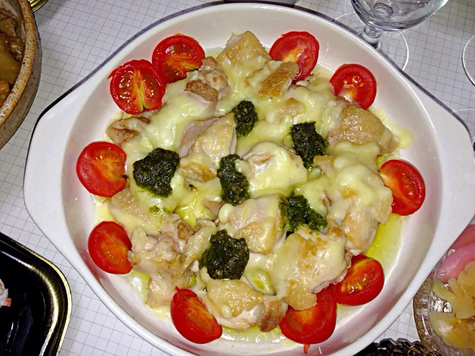 Oven baked juicy chicken with tomato. Bazil and cheese made a perfect match that the virgin oil made it totally  lovable..|Priscilla Quiao Huisoさん