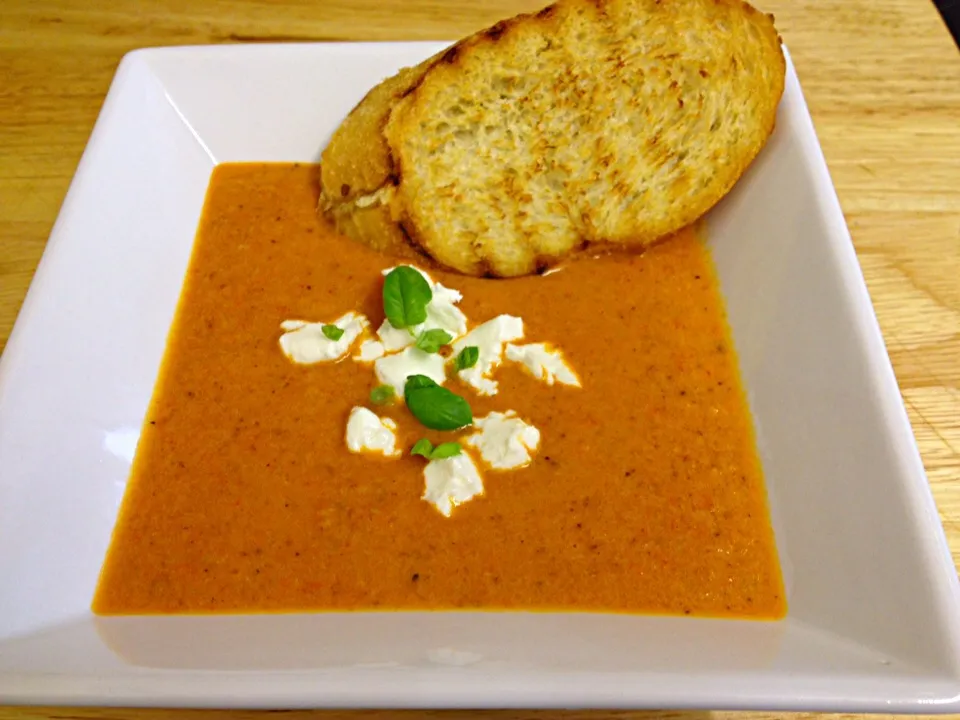 Roasted Red Pepper and Cauliflower Soup with Goats Cheese|Steve Pountneyさん