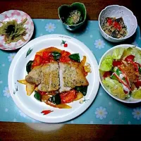 Snapdishの料理写真:豚肉のソテーとアボカドサラダとおからとキュウリとワカメの酢の物と大根の漬け物|モリモリさん