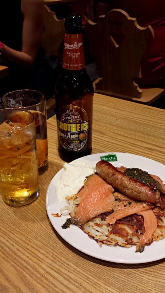 Toffee apple cider and smoked salmon with rosti and grilled pork sausage.|genさん