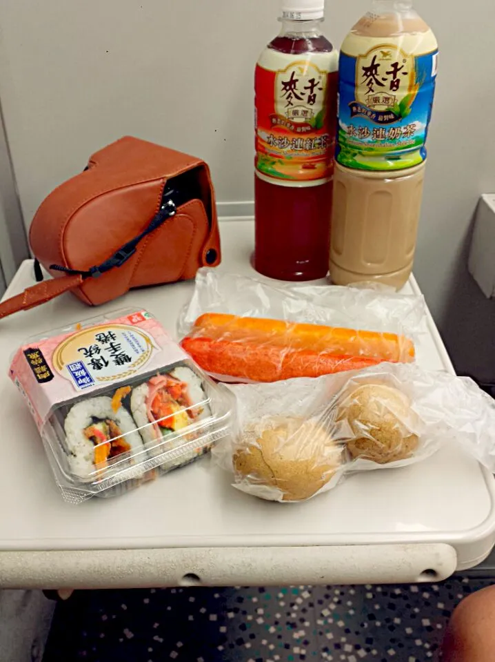 Snapdishの料理写真:On Taiwan's HSR train heading from Taipei  towards Taichung. Bought small bites for breakfast from 7 11 store. Unagi and Ham & Egg rice rolls, cheese and spicy |genさん